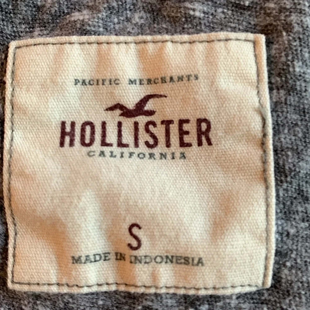 Hollister heather gray, short sleeve shirt with brooms and pockets. Size small. - Picture 2 of 6